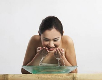 Cách Rửa Mặt Bằng Nước Muối Ấm Ngăn Ngừa Và Trị Mụn Đơn Giản